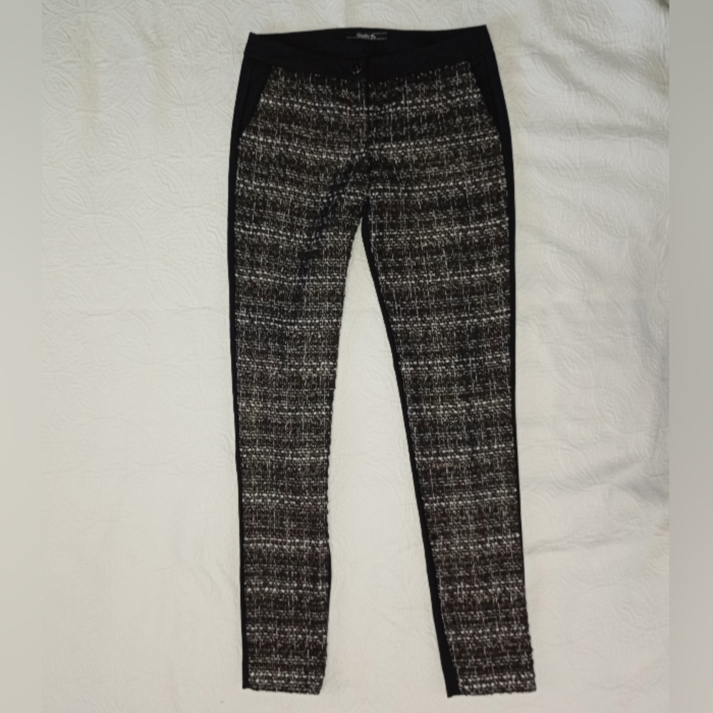 Studio F Womens Pants Size 8, In black with details on the front.